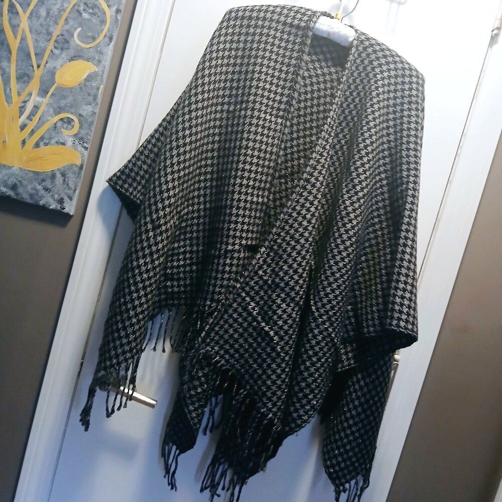 Fabulous Throw / Wrap w Metallic Thread